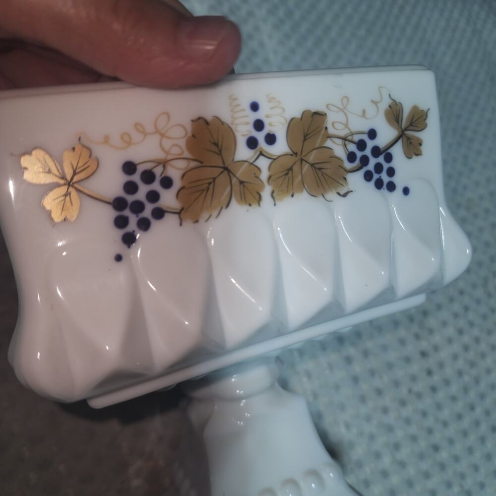 VINTAGE WESTMORELAND MILK GLASS LIDDED WEDDING BOX CANDY PEDESTAL DISH 1950 - Picture 8 of 10
